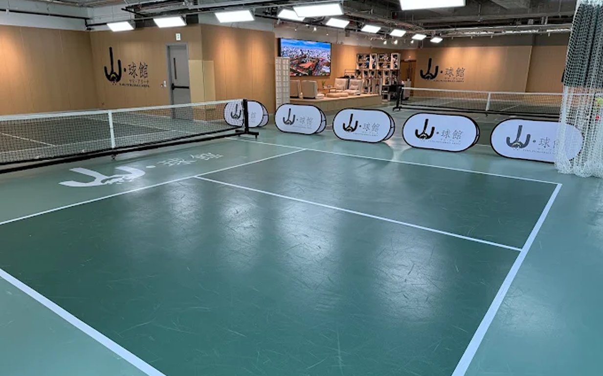 Cushioned green court with the Yama banners