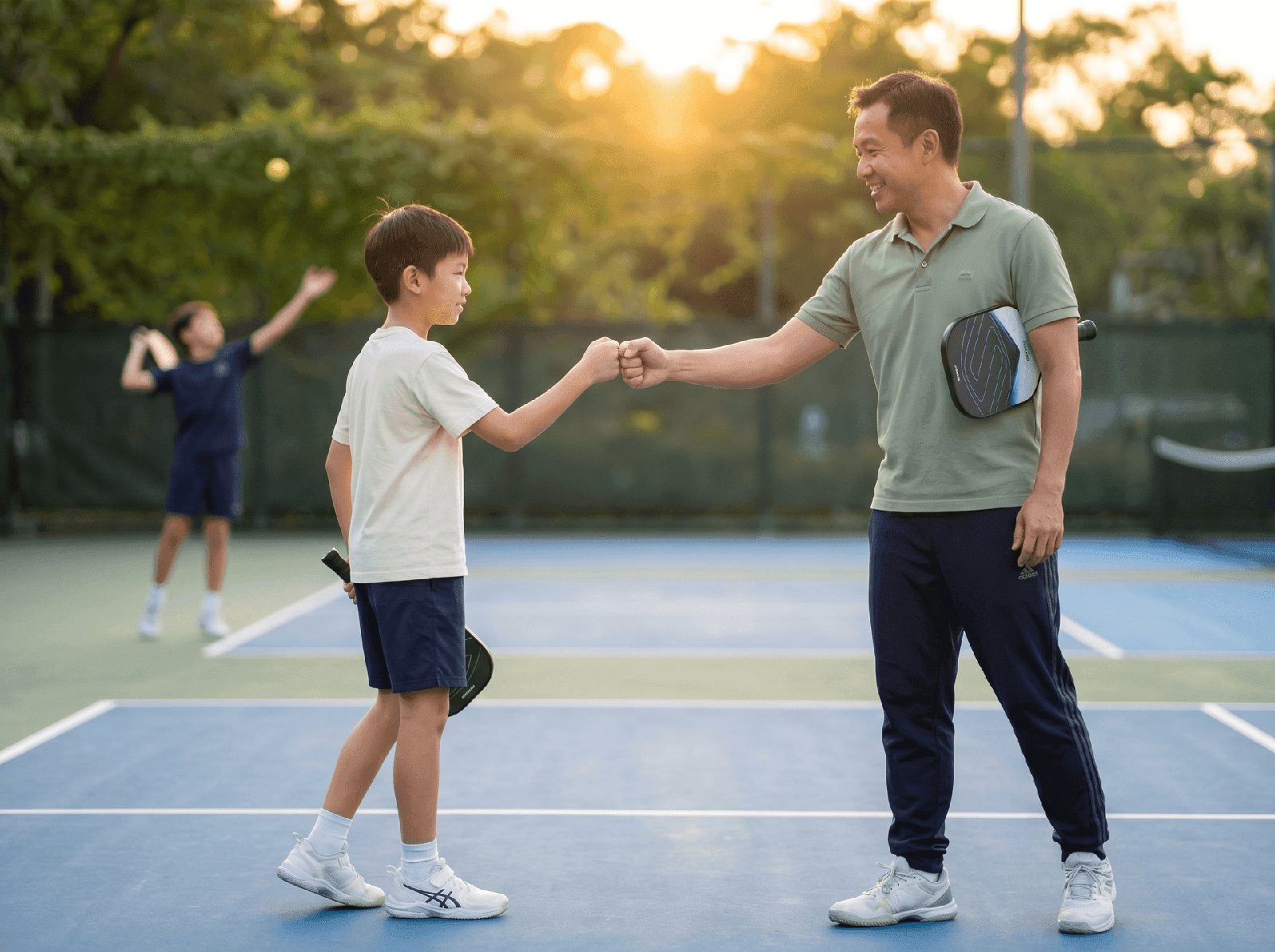 小朋友在分數之間與教練碰拳